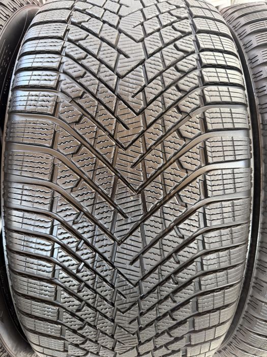 Шини Pirelli 295/35/R23