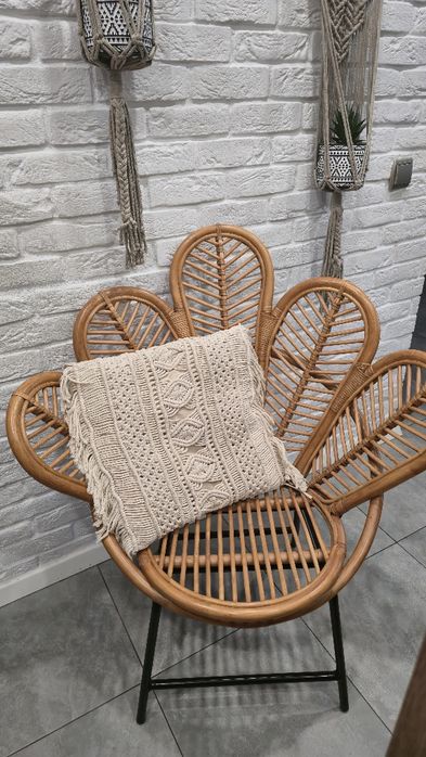 Fotel rattanowy kwiat karmel flower Monnarita boho sesja fotograficzna salon styl skandynawski vintage krzesło