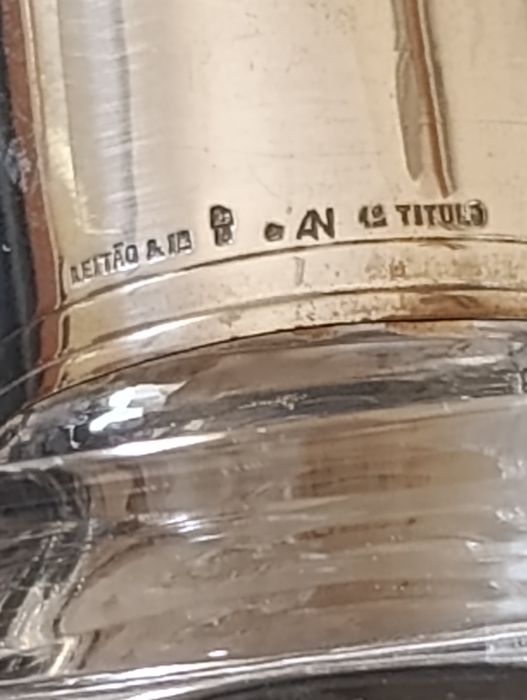 Garrafa de cristal com gargalo em prata de Leitão & Irmão 1. titulo