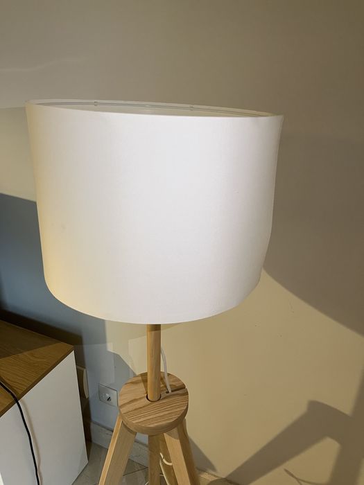 Candeeiro de pé com design de madeira