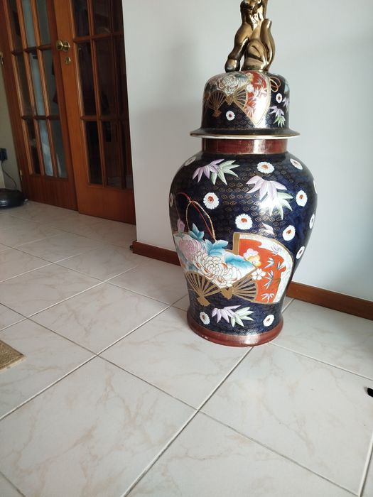 Jarrão motivos orientais e com dourado, antigos.