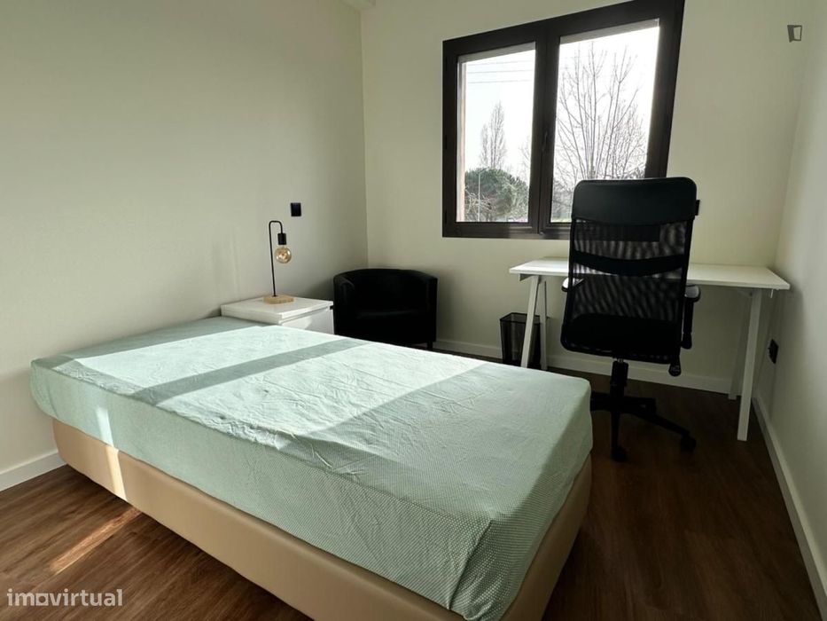 Quarto - localizado em Pedrouços Porto