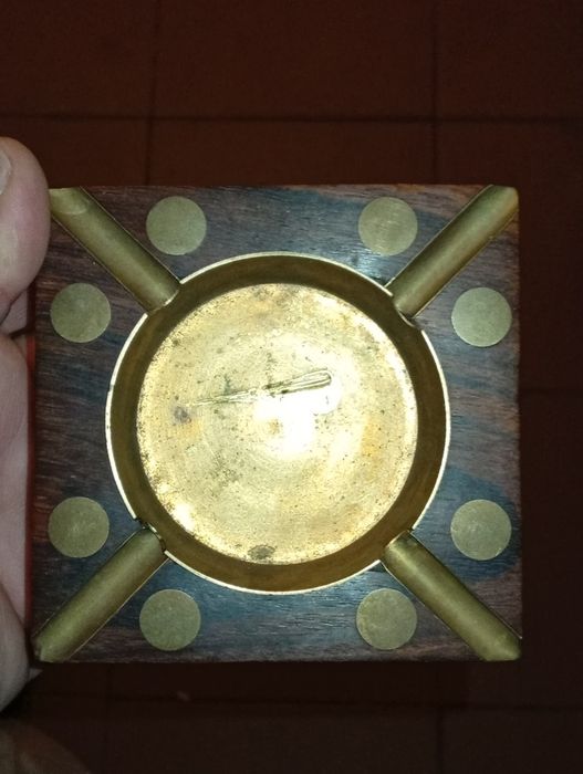 Cinzeiro em Metal e Madeira