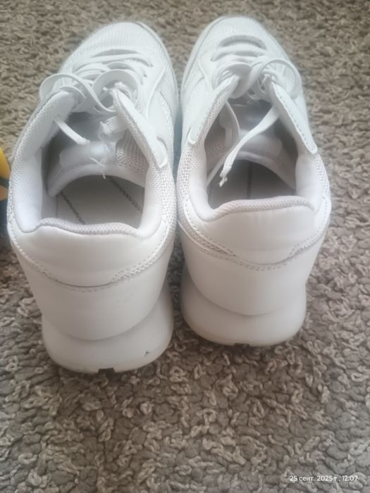 Кроссовки р. (36)