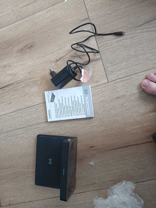 Zegar elektroniczny z budzikiem oraz bezprzewodową ładowarką