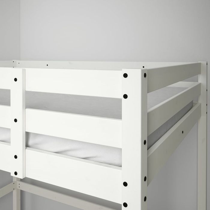 Cama alta IKEA usada, resistente e segura. Ideal para otimizar espaço, com escada e área livre embaixo. Ótima para quartos pequenos!