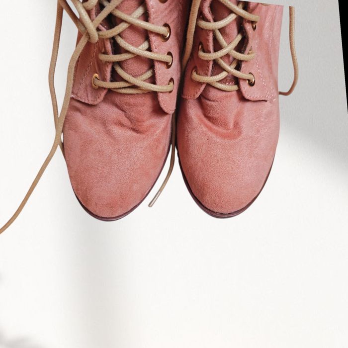 Pudrowe botki damskie na obcasie zamszowe jesienne