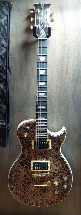 Vendo guitarra personalizada peça única com o tema Skulls in the night