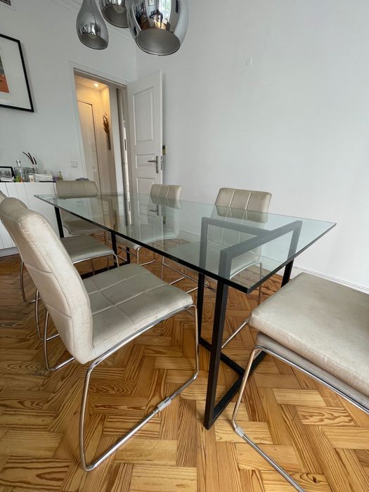 Cadeira marca Area (tenho 8 iguais) e almofada de altura para crianças