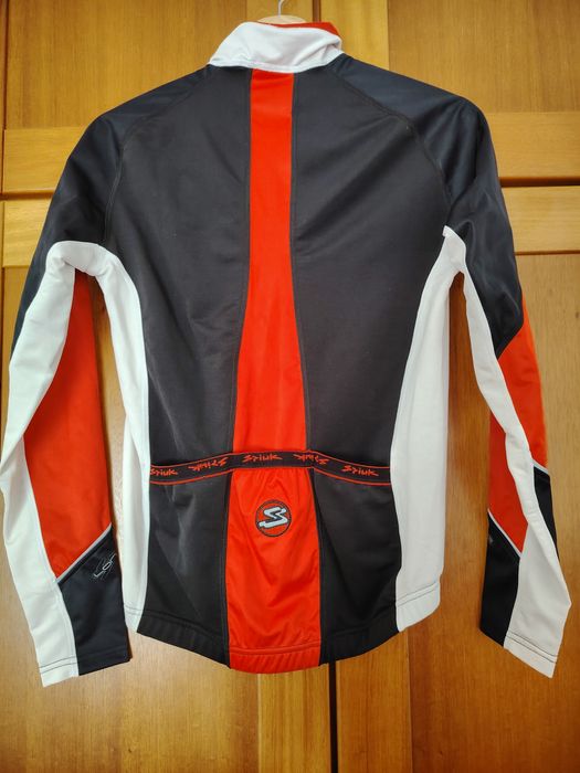 Casaco de ciclismo preto e vermelho