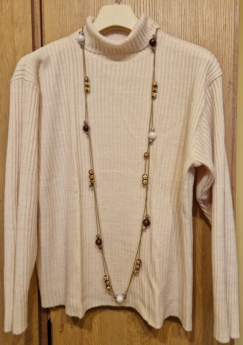 Kremowy golf damski z dodatkami