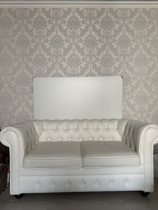 Красивий диван білий