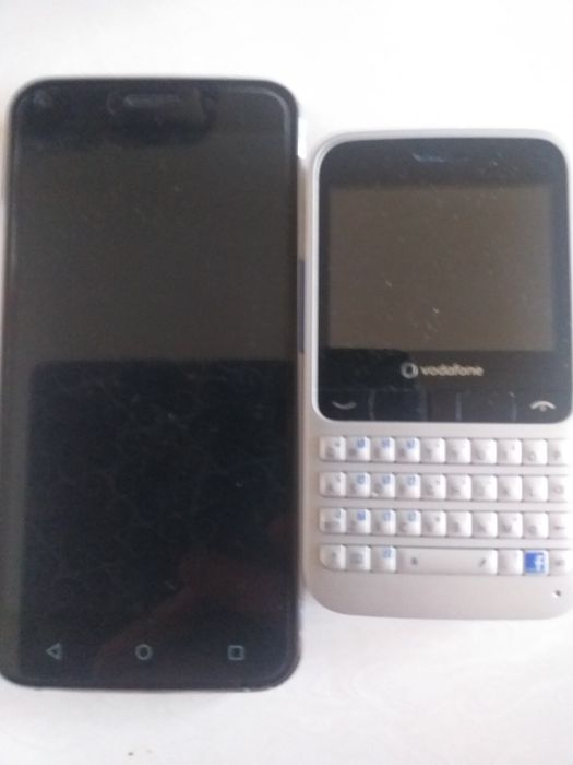 2 smartfony: Motorola, Vodafone.
