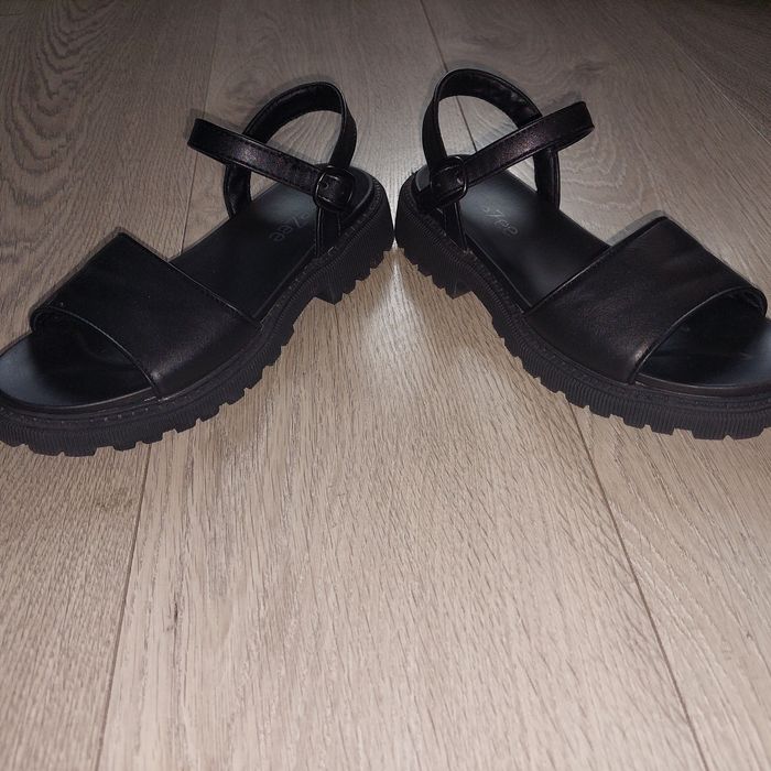 Sandały dla dziewczynki r.35 na koturnie DeeZee