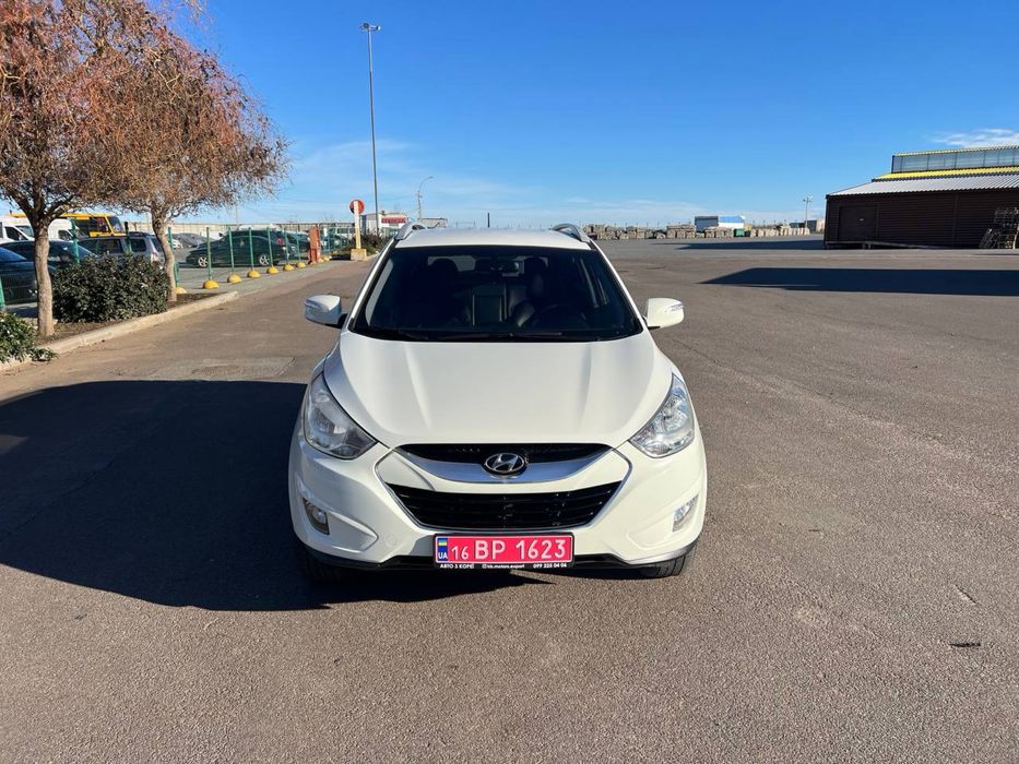 В продажу Hyundai Tucson/IX35 2 літра дизель передній привід із Кореї