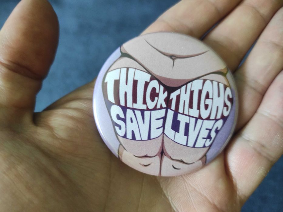 Przypinka Thick thighs save lives 58mm