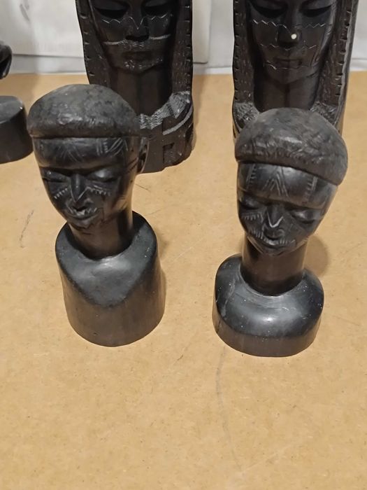 Esculturas em madeira pau preto da cultura Maconde