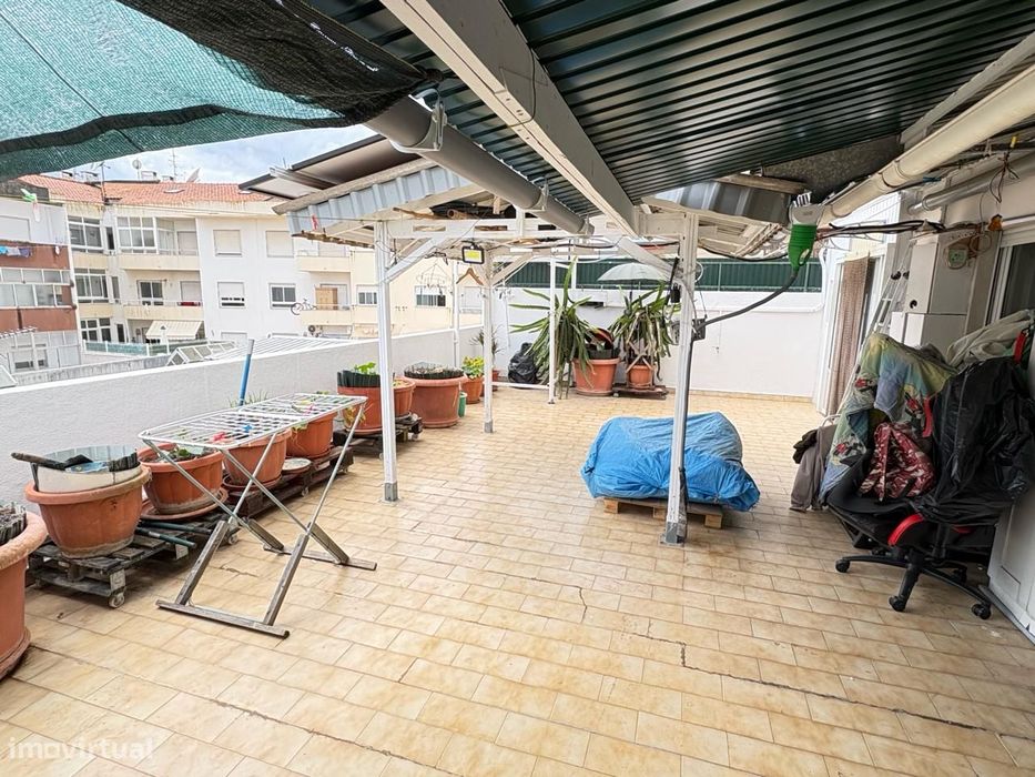 Excelente T3 com terraço e duas garagens!