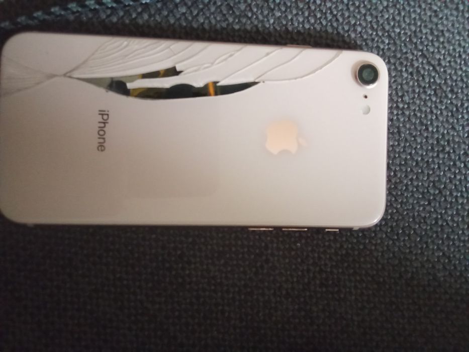 iPhone 8  partido n parte trazeira