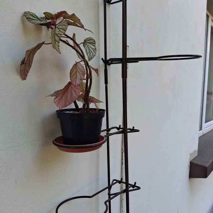 Metalowy kwietnik stojący wielopoziomowy na 8 roślin rozporowy