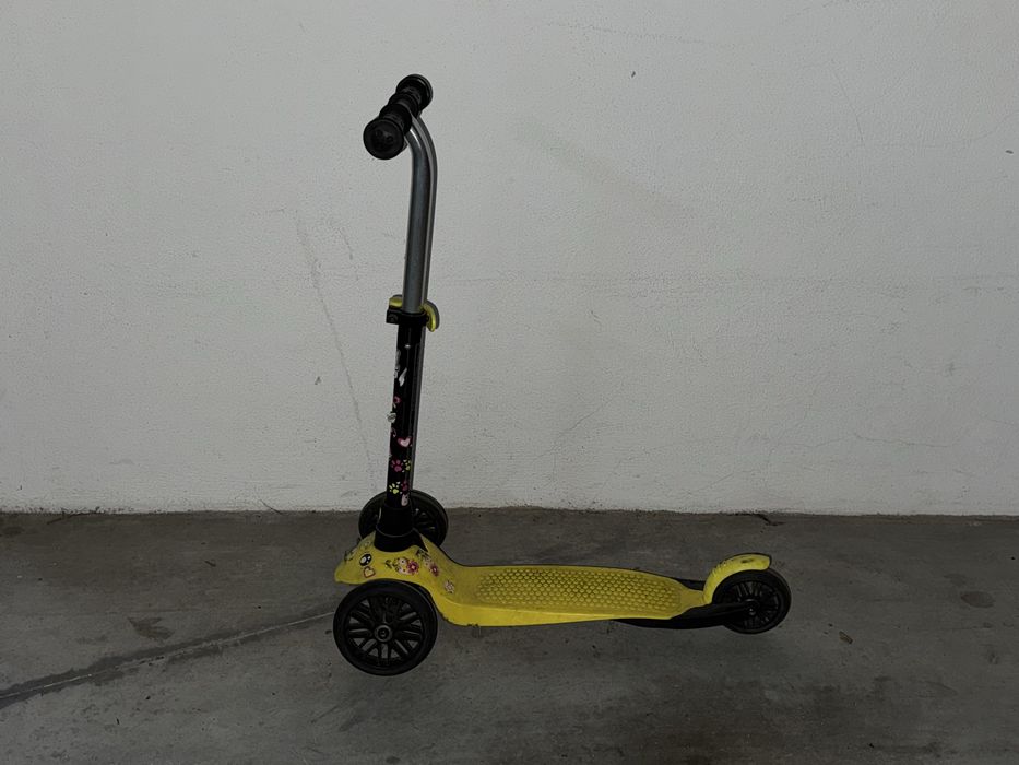 Trotinete de criança cor amarela