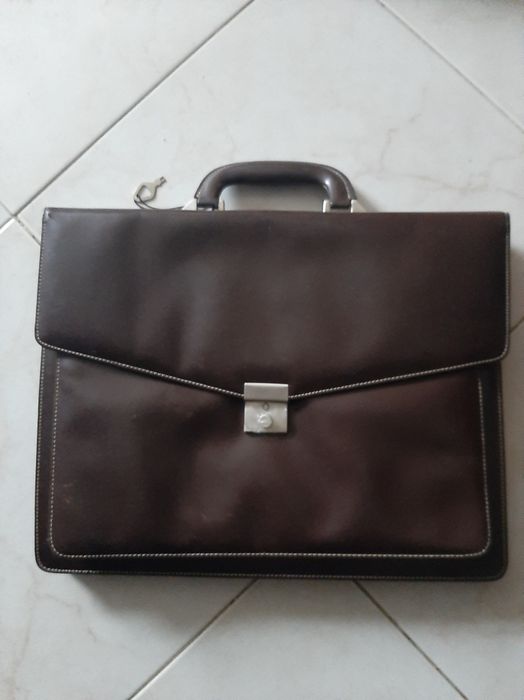 Executive-style suitcase with perfect lock