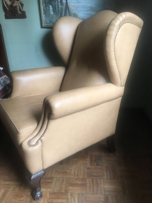 Poltrona antiga em couro restaurada