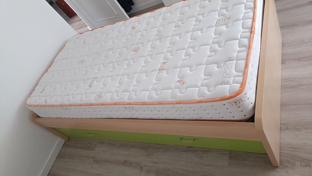 Cama individual com arrumação e colchão
