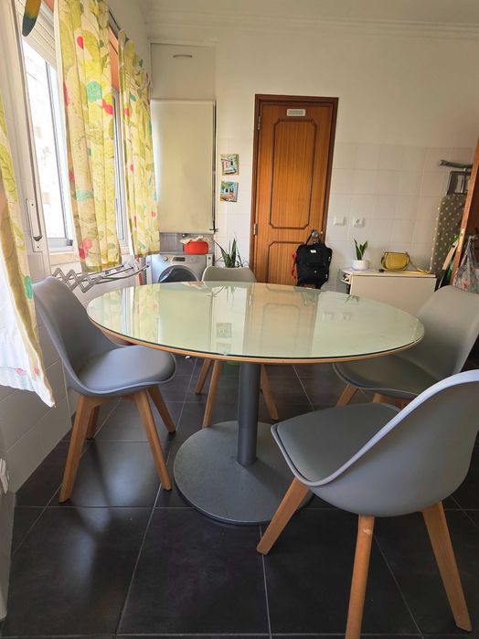 Mesa de cozinha em bom estado