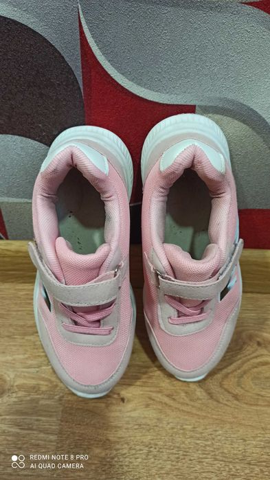 Дитячі кросівки рожеві