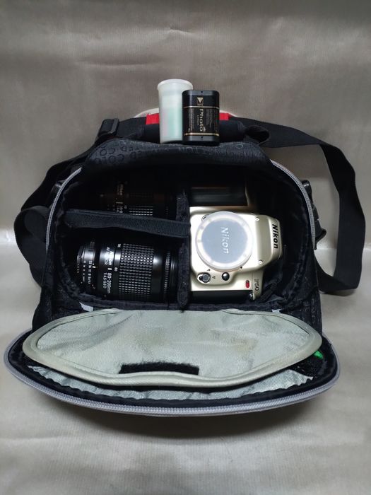 Máquina fotográfica Nikon F50 com objetivas