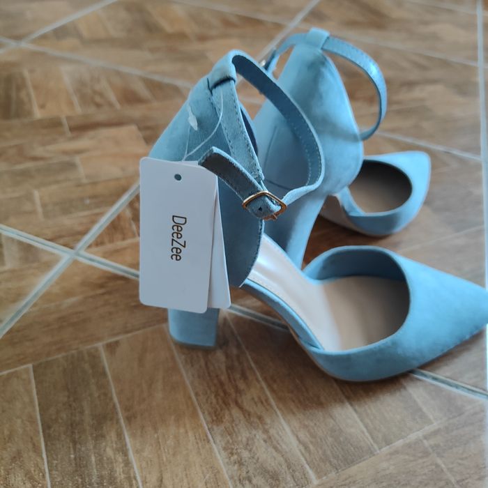 Nowe (z metką) czółenka na słupku DeeZee