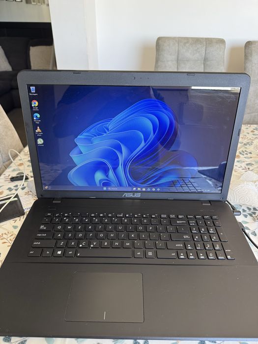 Asus  X751LD  17 polegadas, 8gb de ram,i5 , disco ssd 250 gb