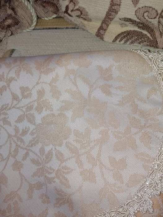 Zasłony w kolorze ciepłego beżu we wzór kwiatowy