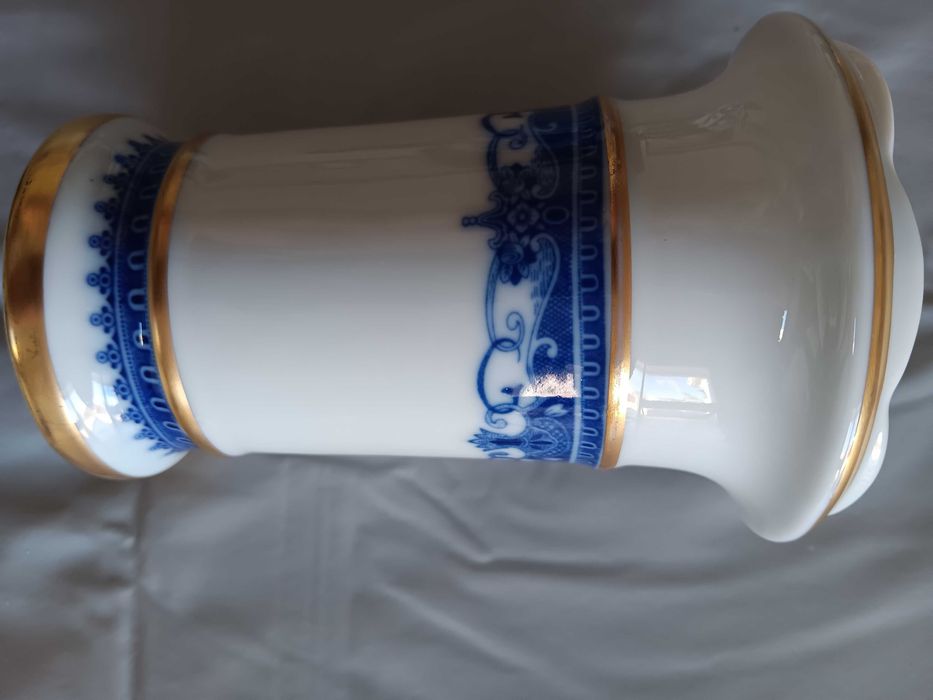 Jarra em porcelana SP Coimbra, com fio de ouro, azul e branca, anos 70