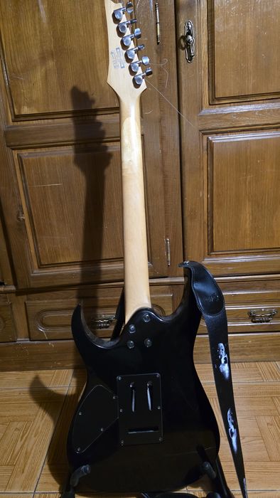Ibanez GIO GRG170DX Black Night - Versatilidade HSH