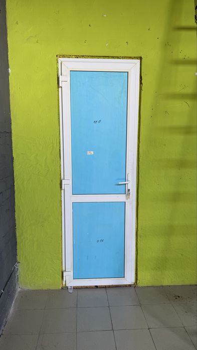 Продам двері метало пластикові вуличні
