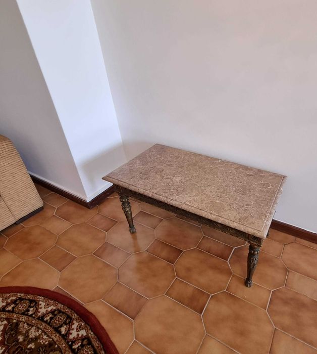 Mesa de apoio em talha dourada e tampo em pedra