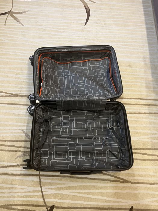 Продам чемоданы новые