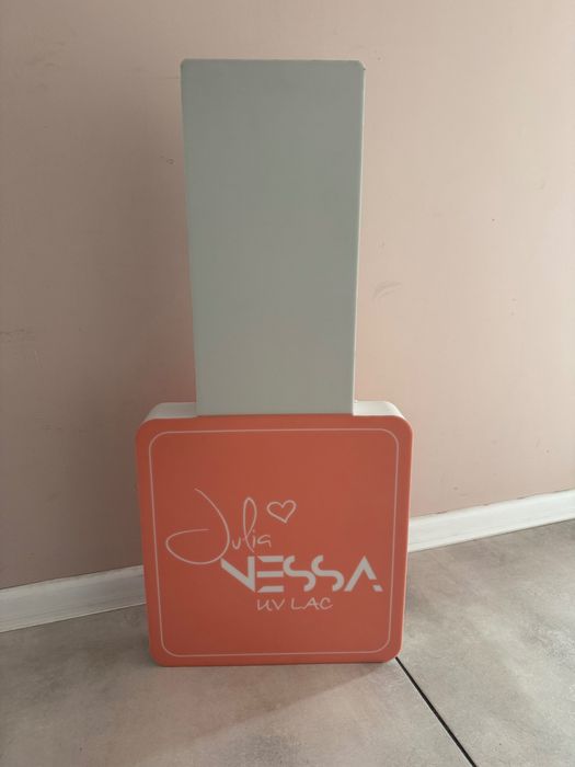 Ekspozytor reklamowy Julia Nessa