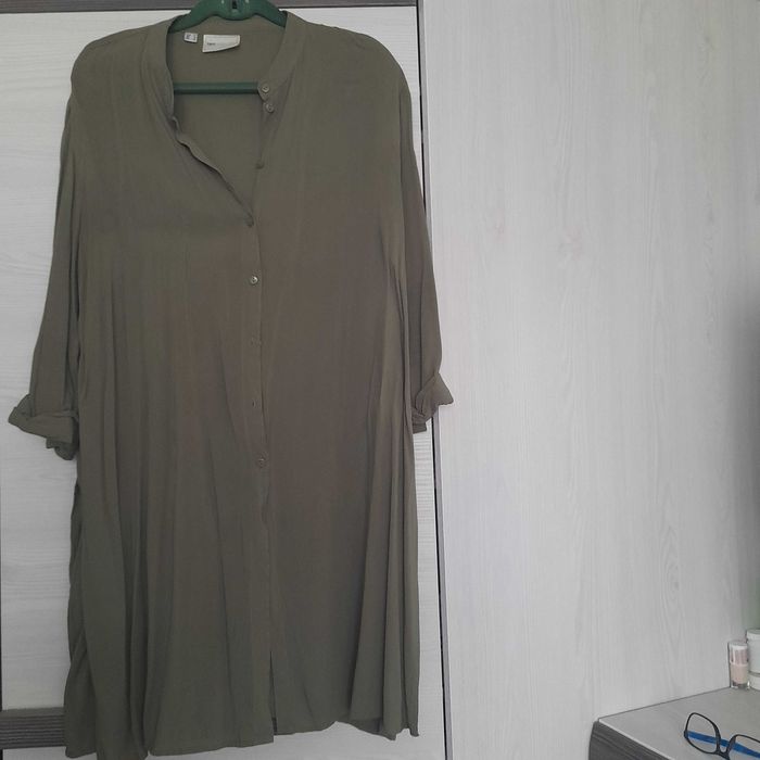 Zielona narzutka zapinana na guziki z cienkiej tkaniny