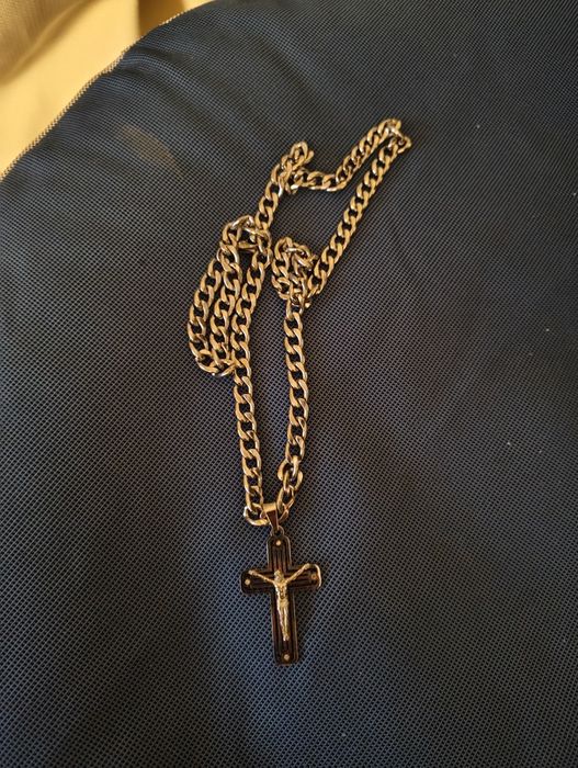 Fio de inox , com cruz tudo em inox obrigado