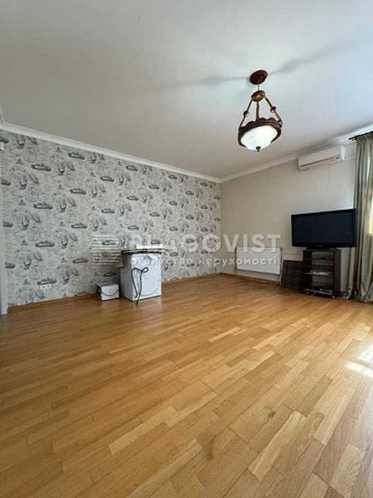 Без% Коновальця 32 б, велика квартира, два рівні
