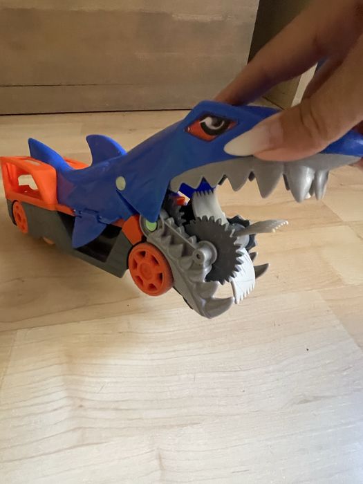 Hot Wheels Shark Chomp Transporter