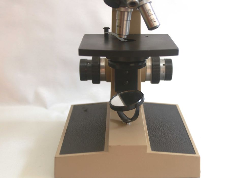 Microscópio PZO Warszawa FOC Escolar com 3 lentes