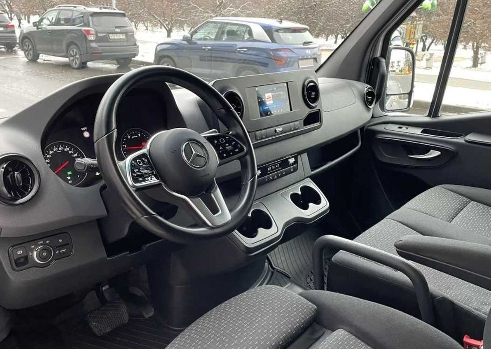 Перевезення пасажирів та посилок в Європу