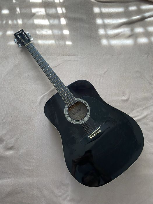 gitara plus futerał na nią