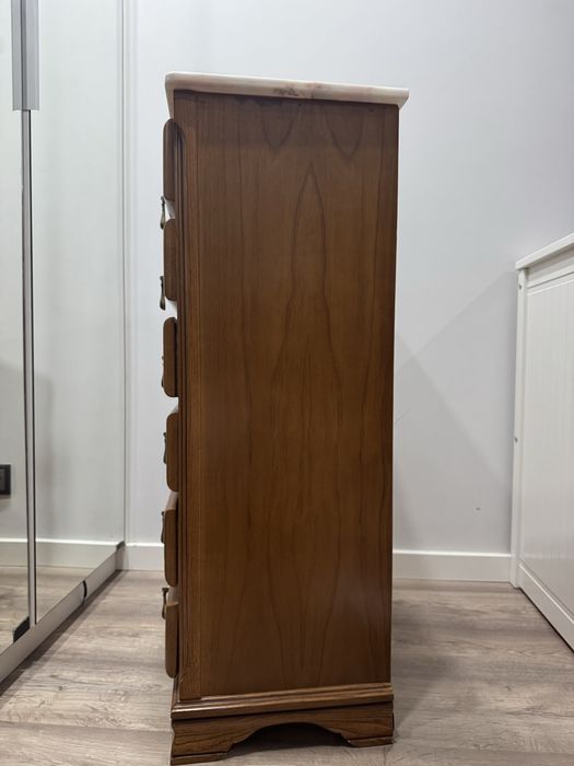 Armário de madeira maciça com mármore por cima