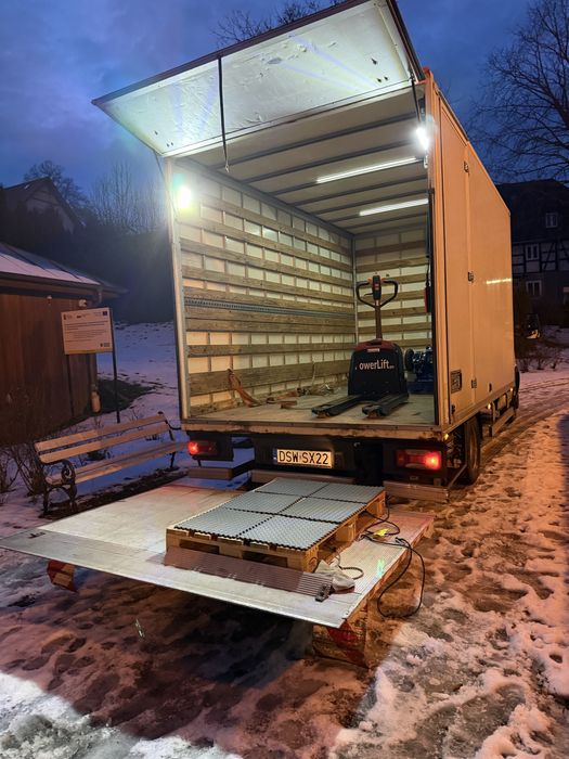 Transport, przeprowadzki wnoszenie po schodach. Auto z windą,