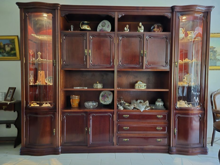 Movel de sala com cristaleira iluminada em mogno em muito bom estado